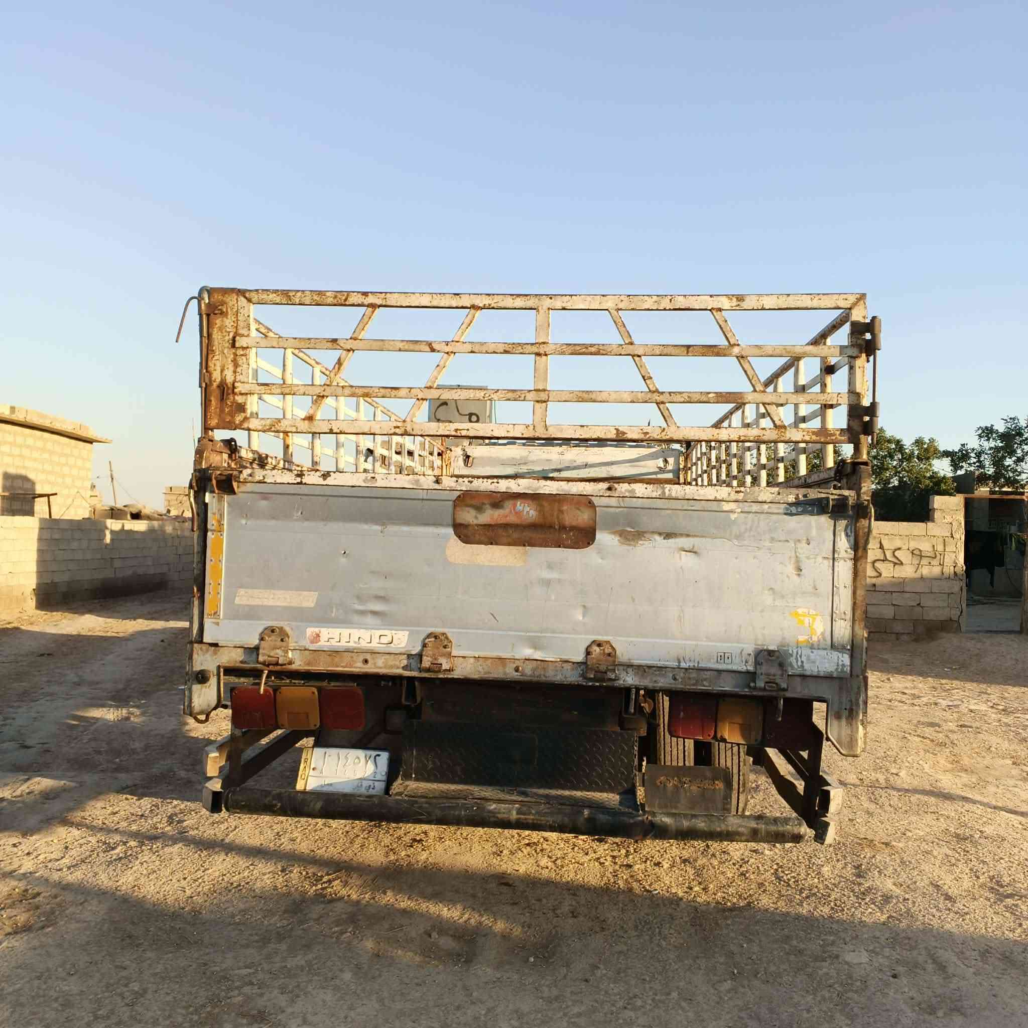 سلام عليكم للبيع هينو انكر مكينه 80 عادي رقم ذي قار طول 6 وربع مطوله السياره موديل 92  سياره جاهزه للعمل التصال واستفسار مزيد ***********
