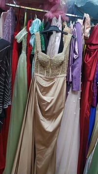 فساتين • توصيل • على القطعة