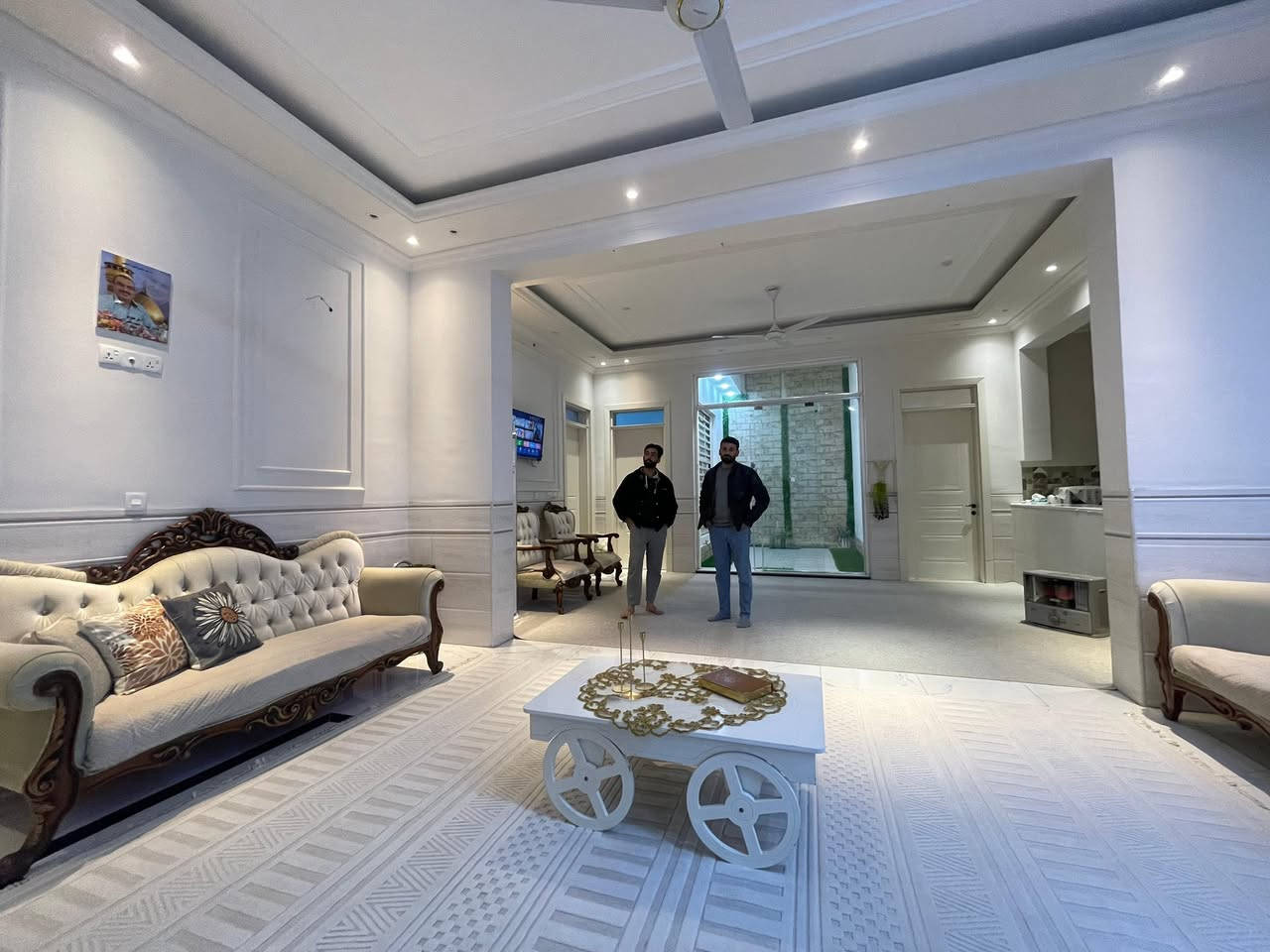 تصميم تنفيذ صالة مبنية حديثا على طراز النيو كلاسك الجديد مع اضافة لمسات من المودرن الحديث  بمواد ذات جودة عالية جداً بعمل هندسي متقن ١٠٠٪؜ بأصباغ شركة اصباغ جوتن
مع الكبير اخ علي شوقي


**إذا كنت صاحب هذا الإعلان وتريد حذفه لأي سبب، رجاءا أرسل رسالة إلى الدعم الفني**