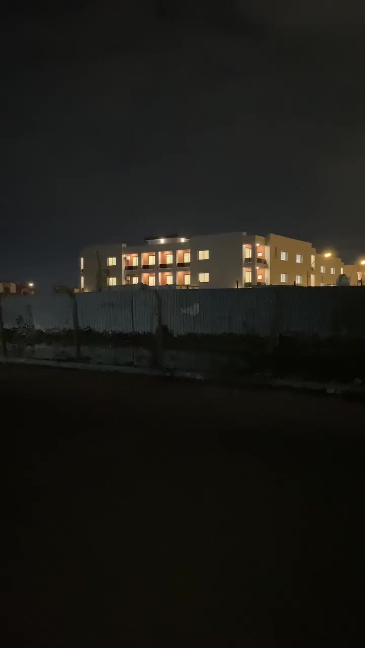 السلام عليكم بيت مساحة 125 طابو  صرف في منطقة حي السلام قرب مستشفى الفضيله العام المنطقه متوفر جميع الخدمات تبليط مي كهرباء المدارس جدا قريبه متوسطه وإعداديه وابتدائي كلهن قريبات علينه
يتكون البيت من 3 طوابق 
الطابق الأول: استقبال و مطبخ و صاله و منور و غرفة نوم و صحيات 
الطابق الثاني: يتكون من صاله و صحيات و 3 غرف نوم 
الطابق الثالث: يتكون من صاله و صحيات و غرفه نوم 
بيت بناء 2024 احدث مواد مستخدمه للبيت درجه أولى شغل أدينه البيت احلى من الصور اب الف مره 
للتواصل و الاستفسار الاتصال على الرقم غير متواجد على الفيس بوك فقط على الرقم الاتصال يوجد واتساب ***********
