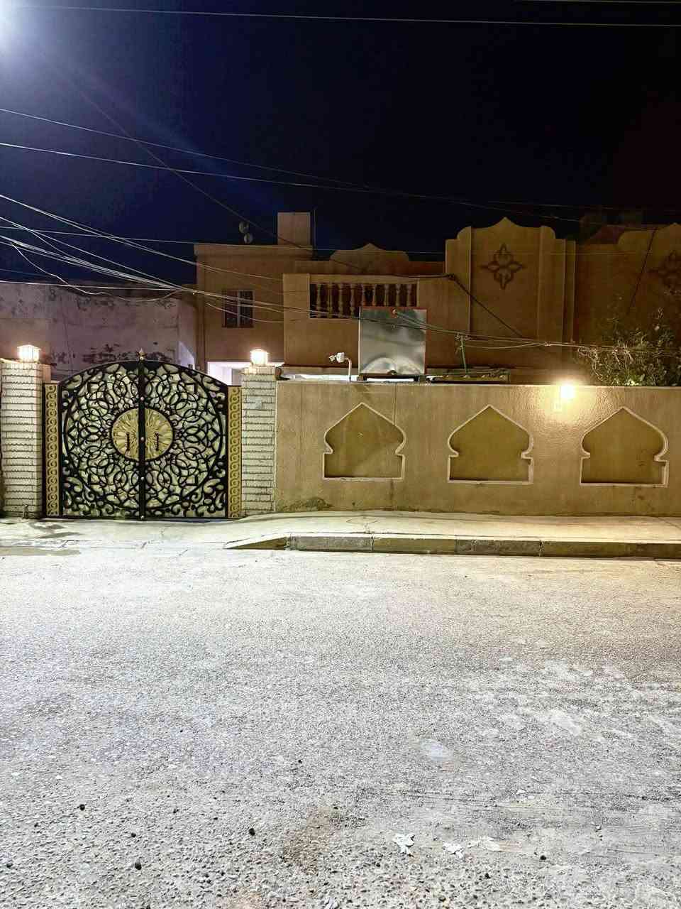 للبيع دار ملك صرف
قضاء بلد / جمعية الامام-حي الزهراء 
قرب مرقد السيد محمد بن علي الهادي عليه السلام 
مساحة ٣٠٠ متر 
واجهة ١٥ متر نزال ٢٠ متر 
التفاصيل 
١.استقبال
٢.هول 
٣.مطبخ بارد 
٤.مطبخ حار 
٥.حمام داخلي + تواليت شرقي 
٦.حمام خارجي للضيوف + تواليت شرقي + تواليت غربي 
٧.غرف نوم عدد٣
٨.كراج كبير  يسع ٣ سيارات 
٩. حديقة منزلية + منور عدد ٢
١٠  .المنطقة  خدمات متكاملة  ماء  مجاري   تبليط   إنارة
للاستفسار 
***********
***********
