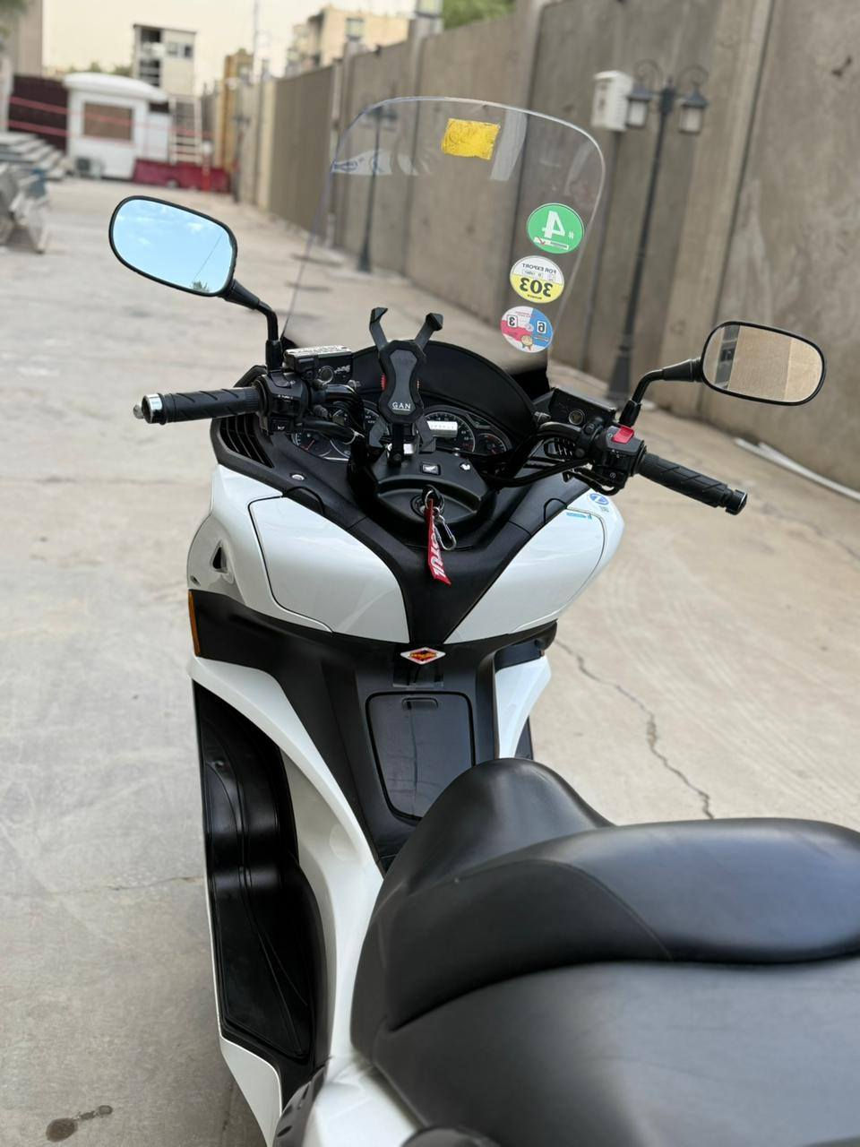 سلفر ونج جيتي محرك ٤٠٠ شرط على فحص اي فيتر بالك
ماشيه ٣٧ 
نضام اوفر           سعر ٣٠ بيه مجال 
ام بي ثري بلجنطه 
عده اصليه 
ممتواجد على لفيس تصل وتدالل 
مكاني بغداد  ***********
