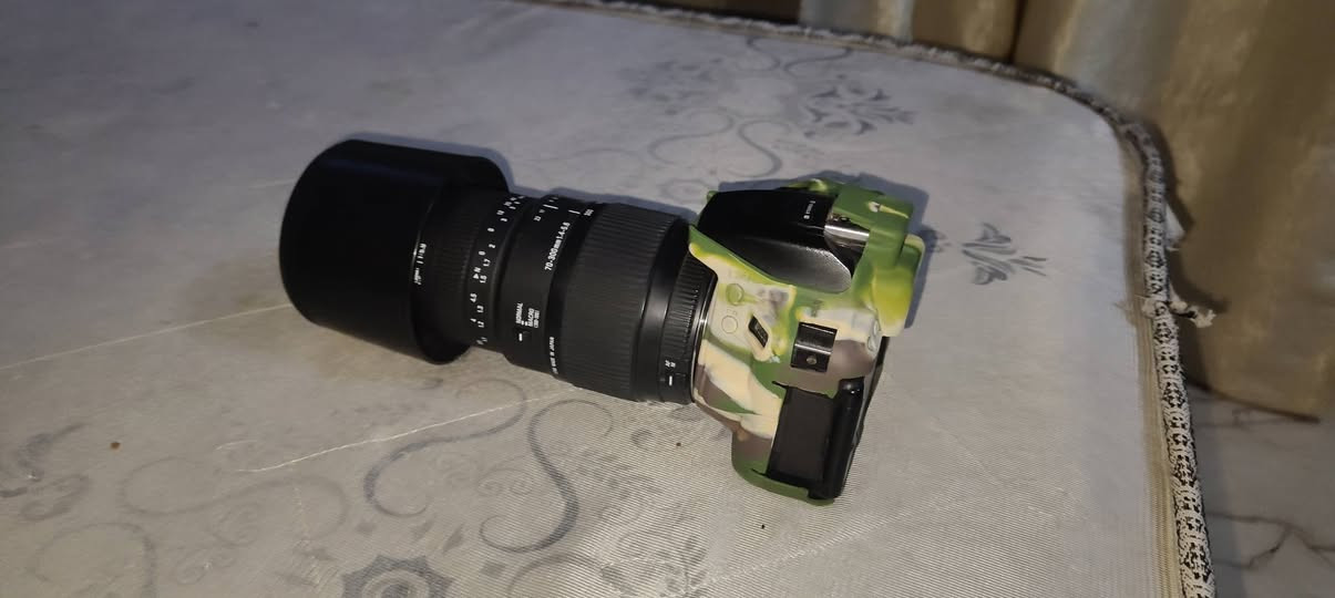 سلام عليكم كامره نيكون 5500
كامره نضافه فول

ملحقات كامله

جنطه كامره

رام 64

شاحنه 

بطاريه  اصلي مال نيكون  

قبق عدسه 

زوم رياضي 70 300 سكما

جلاتين حمايه الون عسكري
وهايه تصويرها كدامكم 
سعر 550 
موجود فيس 
واتساب 
***********
