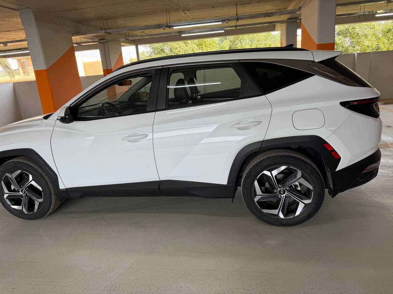 السلام عليكم .. للبيع توسان 2023 لون ابيض مرقم بغداد ماشيه 27000ميل مكينه 2500 سي سي وارد امريكي حادثها جاملغ وبنيد فول مواصفات سلايت وباب خلفي كهرباء وكشنات جلد كهرباء وتشغيل بعد ورادار امامي وجانبي وتحديد مسار وهواي بعد السعر 18000 للاتصال *********** بغداد الوزيريه بغداد, العراق
