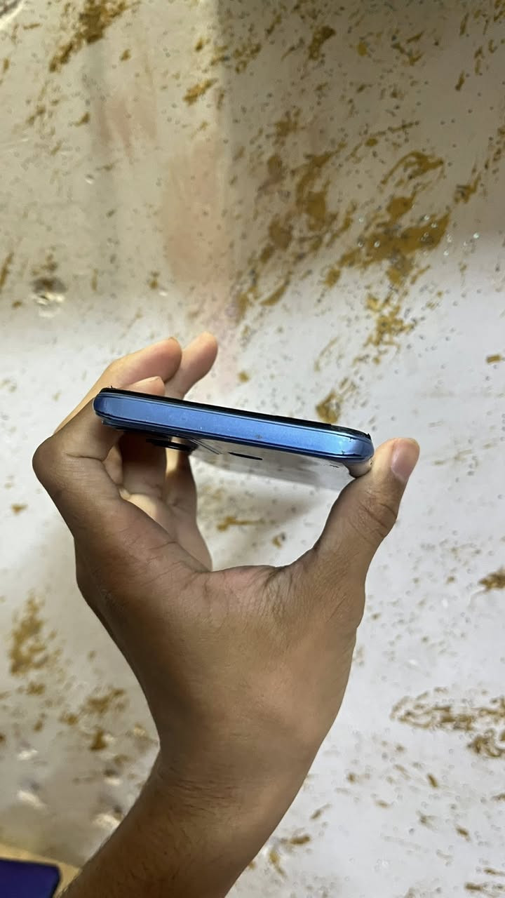 يعتبر هاتف Infinix Hot 20i من الهواتف الاقتصادية التي تركز على تقديم بطارية كبيرة وشاشة واضحة للاستخدام اليومي البسيط.إليك أهم تفاصيل الجهاز في السوق العراقي:المواصفات التقنيةالشاشة: حجم 6.6 بوصة من نوع IPS LCD بوضوح HD+.المعالج: MediaTek Helio G25، مناسب للتطبيقات الأساسية مثل واتساب وتصفح الإنترنت.الذاكرة: يتوفر غالباً بذاكرة عشوائية (RAM) سعة 4 جيجابايت مع إمكانية زيادتها برمجياً.التخزين: خيارات بين 64 جيجابايت أو 128 جيجابايت.البطارية: سعة 5000 مللي أمبير، تدوم طويلاً مع الاستخدام المتوسط.الكاميرا: خلفية أساسية بدقة 13 ميجابكسل، وأمامية بدقة 8 ميجابكسل لصور السيلفي.  السعر. 70. الف. مع التوصيل. مبدل شاشة.  فقد.  مع. التوصيل 🚚 🔐


**إذا كنت صاحب هذا الإعلان وتريد حذفه لأي سبب، رجاءا أرسل رسالة إلى الدعم الفني**