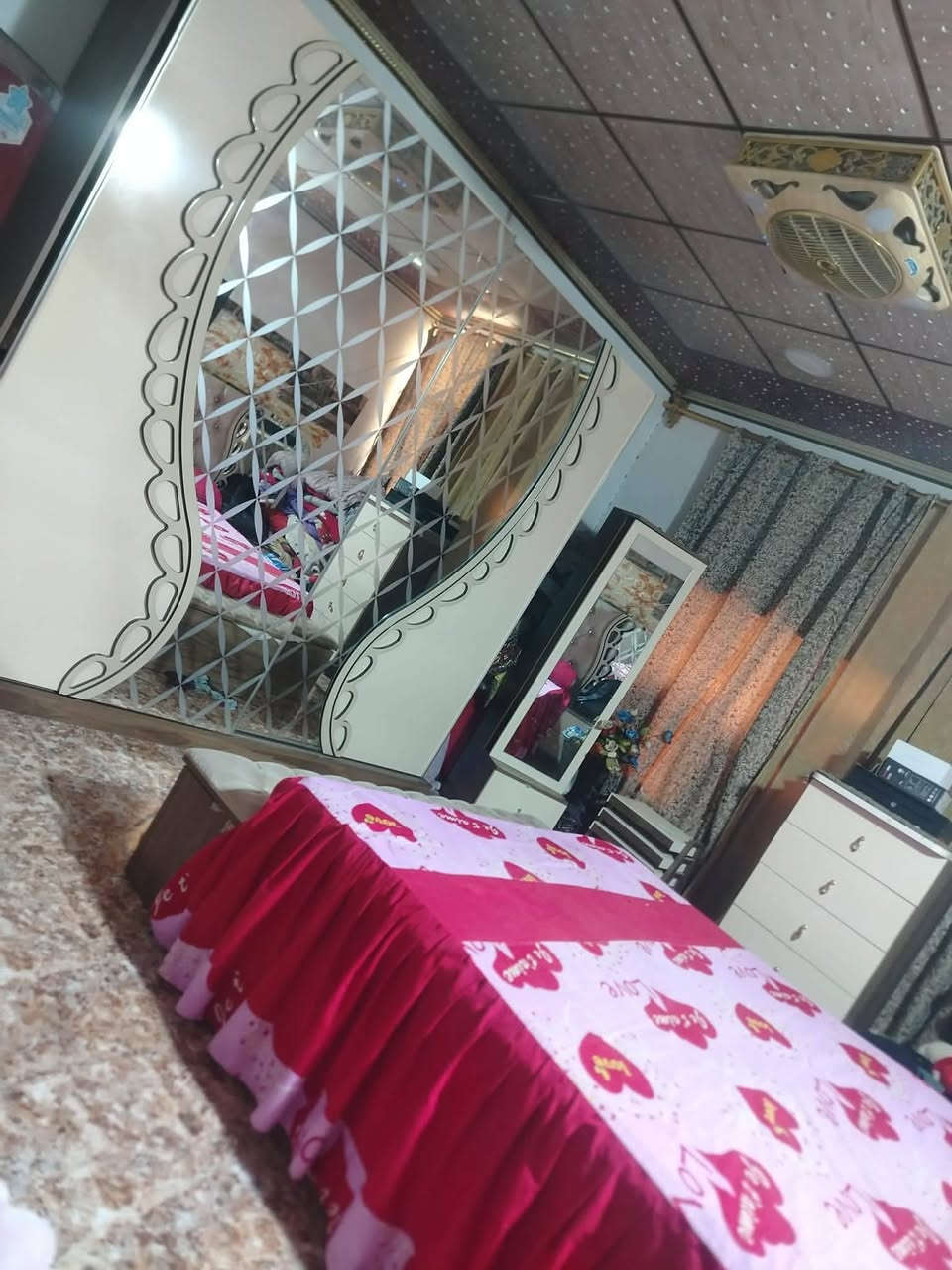 مشتمل للبيع مساحه 90 متر طابو ملك صرف كاطون الرازي شارع مرطبات البلور موقعه كلش حلو 

بيت يتكون من غرفه وصاله واستقبال + صحيات وترك ومنور 
البيت سيراميك وسقوف ثانويه كامل سعره مناسب أيضا 

الخاص مفتوح وهذا رقمي ***********
