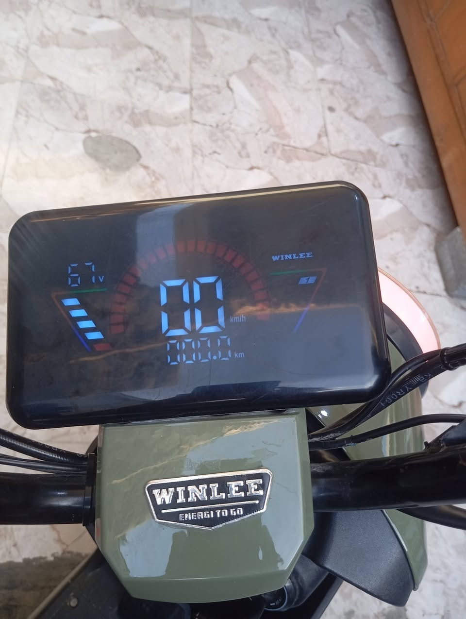 السلام عليكم دراجه للبيع ار 9 موديل 2025 بسرعه 109 حقيقي 80 ملف 1500 فقط بس الحساسل واقف تخم تاير بطاريات 22 امبير فقط بس واحده مبدله 32 امبير والمواصفات دراجه سعرها 300 قفل قفل قفل دراجه ما متعوبه وقف بيها الحساس مالها مال ملف عنواني بصره الزبير ***********
