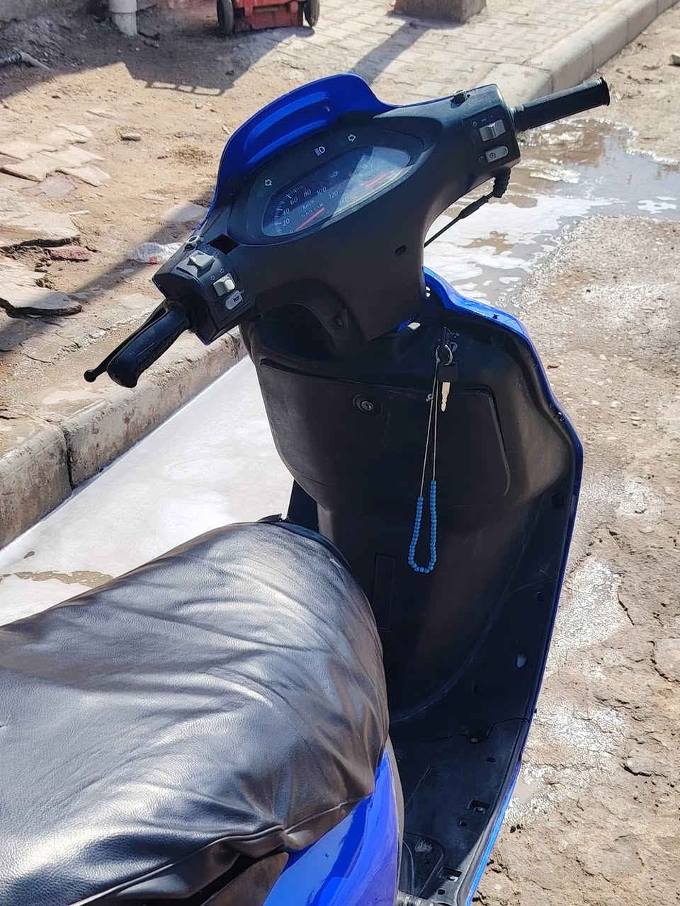 سلام عليكم دراجه فراشه للبيع دراجه خير من الله عوزها بس كهربائيات اوراق شغله بصيطه العنوان ميسان المجر الكبير السعر 550 الرقم ***********
