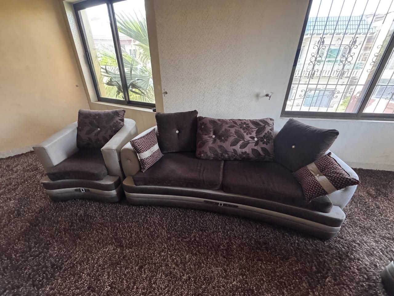 🛋️ طقم قنفات (كنب) فخم جداً بحالة الوكالة للبيع 🌟
السلام عليكم.. للبيع طقم قنفات راقي جداً وتصميم فخم ومميز.
 الحالة: الطقم جديد تماماً وبحالة الوكالة (غير مستخدم، فقط معروض بالمجلس).
 المواصفات: القماش من أرقى الأنواع، والإسفنج متين جداً ومريح (قعدة ملوكية)، والخشب قوي وصناعة درجة أولى.
 السبب: البيع بداعي التغيير فقط، والطقم خالي من أي عيوب أو شخوط نهائياً (على الفحص).
 الموقع: [اربيل ،عنكاوا]

 للتواصل والاستفسار (اتصال أو واتساب): [***********]
