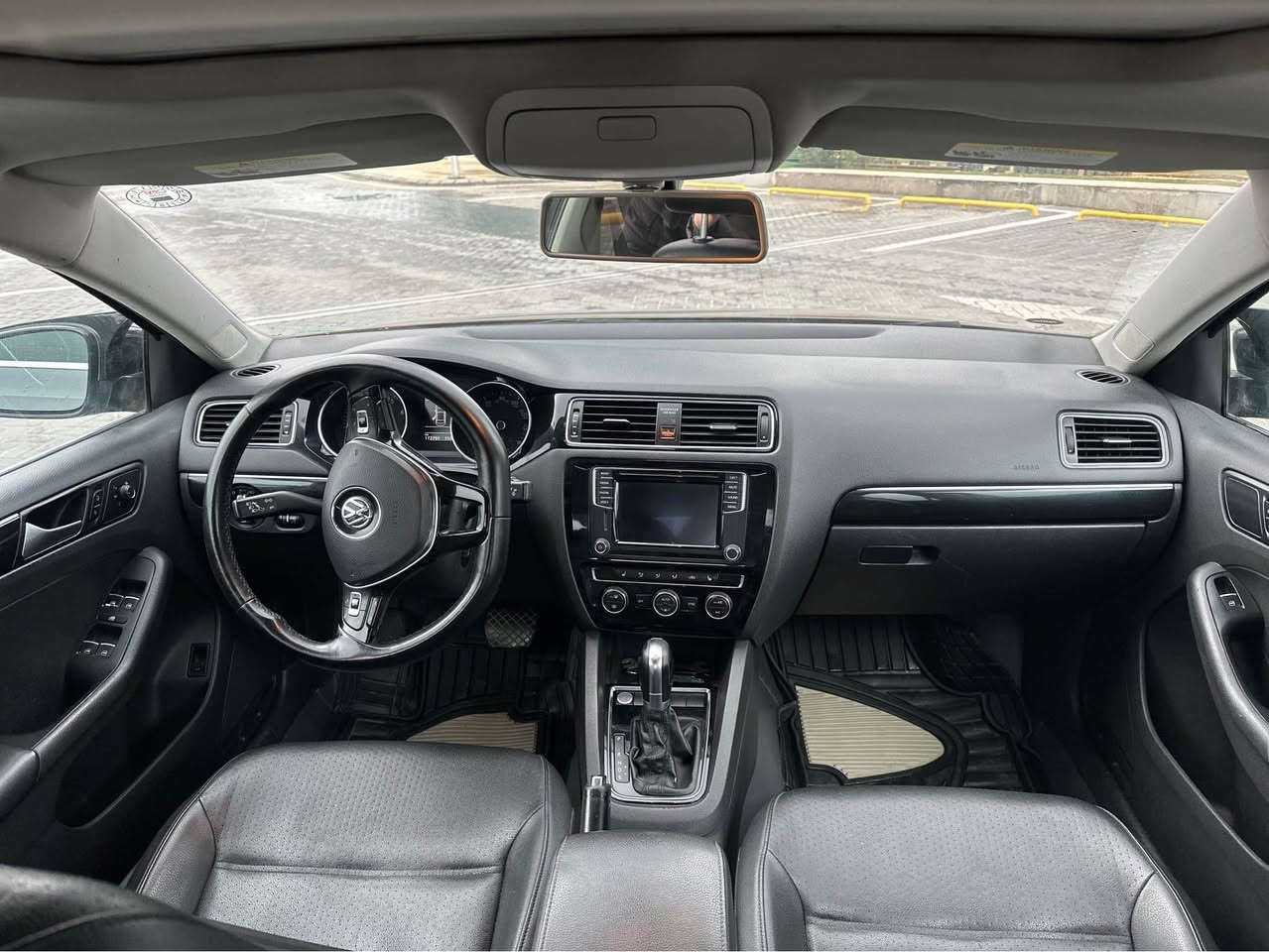 Jetta 2017 1.8 Turbo SEL
مواسه فات SEL فول .. سلایت ، کوشین جلد ، کوشین هیتەر ، جام هیتەر، ئاوێنه هيتەر ئاوینه کاره بای ، ڤوليوم  ، لایتی پێش و دواوه لید LEDبه سمەی سویچ ئاوێنەکان ، شاشه گەوره ، کامێرا ، گێر ) تۆماتیک  + سپۆڕت ) ، فڵچەی جام ئۆتۆیه له کاتی بارانی به لێزمه خێرا دەبێت و له کاتی نمه باران هێواش دەبێتەوه ، دژه خلیسک، گیر و مه کینه ی به شه رته دوکه ل و بوخار و ده نگی نیه  دوو پارچەی سبوغە باقی جێ جێ تەعدیلی تیایە بە شه رت وه ک لوک وایه ، وه رگه ران و برانه وه و ته برید و ته قه و ره قه ی به شه رت  70,هەزاری غه رامه ی له سه ره ، ، توربوی به شه رته و بی کیشه یه ، ئه نتی فریزی تازه گوراوه ، فویل په مپی ئه سلی و قاعیده ی شه ریکه ی له سه ره ، مه سفی به نزینی نوێیه و تازه گۆراوه ، کێش و قوه ت و هه ستان و معه ده لی ما شاء الله ( زور به قوه ته و هه مووی به شه رت پاتری نوئیه ، سه یاره که هه یکەلی ماشاء الله ی ئەوێ بو پرسیار ته له فون مه که هه موو شتێکم نوسیوە ... گورینه وه ناکه م ،
*********** أربيل, العراق
