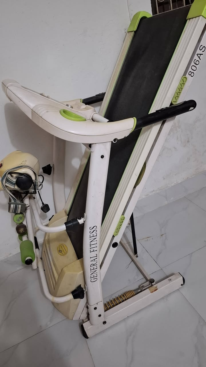 السلام عليكم 
جهاز جري مع قرص للخصر ...
مستخدم و نظيف يتحمل 150 ...
مع حزام هزاز كهربائي للدهون و مكان لشناو بطن ملحق ...
وبه منفذين لتشغيل مقاطع صوتية (USB بدون توصيلة) و (AUX مع توصيلة ) و بصمة الامان ...

الشاشة راح تحتوي على السرعة و دقات القلب و المسافة و السعرات الحرارية المحروقة ...

حساس قياس دقات القلب راح يكون على الجوانب مع ازرار التحكم بالسرعة و التشغيل ...

 بي خاصية الجبلي  ...

السعر ب250 الف وبي مجال للطيبين علما الجديد مالته يكون قريب ال500 ...

رقمي *********** 
مكاني حي ميسان
