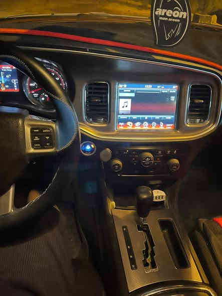 السلام عليكم جارجر مؤيه فول مواصفات 
2013 فول مواصفات رقم بغداد الجديد
محرك 5700
سلايد 
دخول ذكي بصمه 
حساسات 
رادار جانبي وامامي 
مري قلاب 
كلاص تدفئه تبريد 
شاشه كبيره 
كير عصه✈️
تحكم ستيرن 
نضام ميزانيه 
نضام تحديد مسار 
لايت زنون فول 
كير ✈️
محرك ✈️
تبريد ثلج❄️ 
منضومه غاز
سياره ناعمه ونصبتهه تخبل 
وباقي مواصفاتهه معروفه 
السياره حادثهه جاملغ وبنيد امبدل اصلي بدون صبغ 
سعر 139 ماكو هيج سعر بس مستعجل على بيع 
رقم ***********الرقم بي واتس
