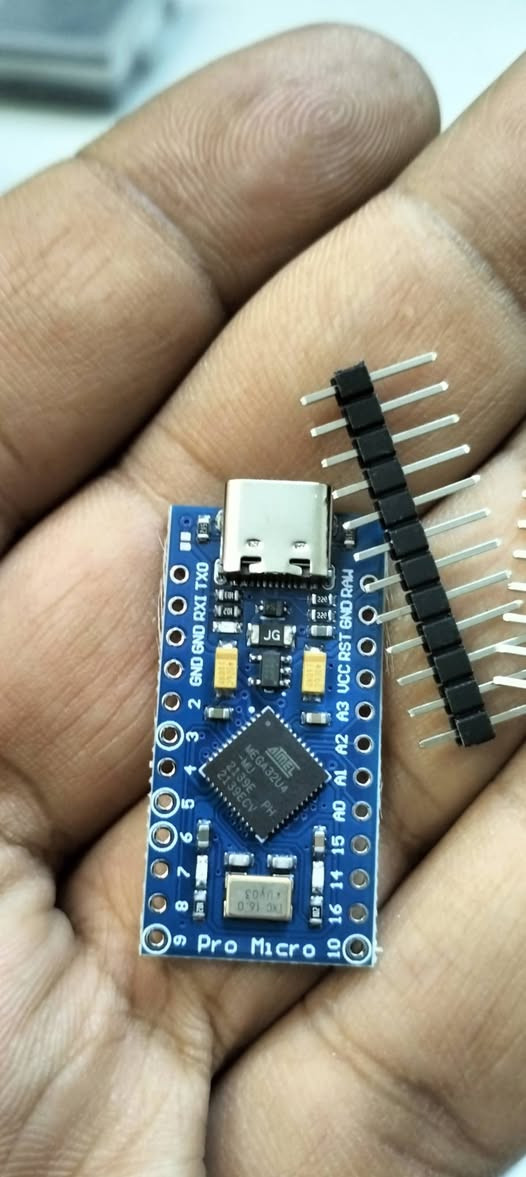 السلام عليكم ... متوفر (5) قطع الي يخدمنة ينطي سعر ...
هذا المنتج هو لوحة تطوير Arduino Pro Micro القائمة على متحكم ATmega32U4. إليك أبرز مواصفاته ومميزاته: 
المعالج: يعمل بتردد 16 ميجاهرتز وبجهد 5 فولت. 
الاتصال: مزود بموصل Micro-USB مدمج للبرمجة مباشرة. 
المنافذ: يحتوي على 12 منفذ إدخال/إخراج رقمي، منها 5 تدعم تقنية PWM، بالإضافة إلى 4 منافذ تناظرية (ADC) بدقة 10 بت. 
التوافق: متوافق مع بيئة تطوير Arduino IDE، ويشبه في عمله لوحة Arduino Leonardo.


**إذا كنت صاحب هذا الإعلان وتريد حذفه لأي سبب، رجاءا أرسل رسالة إلى الدعم الفني**