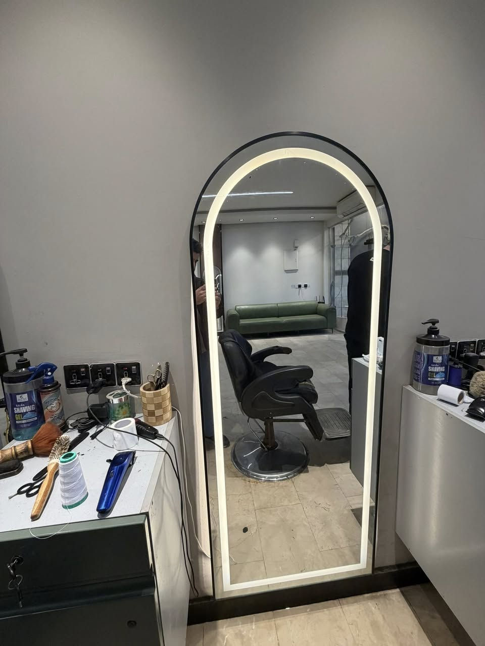 للبيع ٢كراسي ملكيات +كومدي عدد ٢ومرايه المكان بغداد الميكانيك ***********
