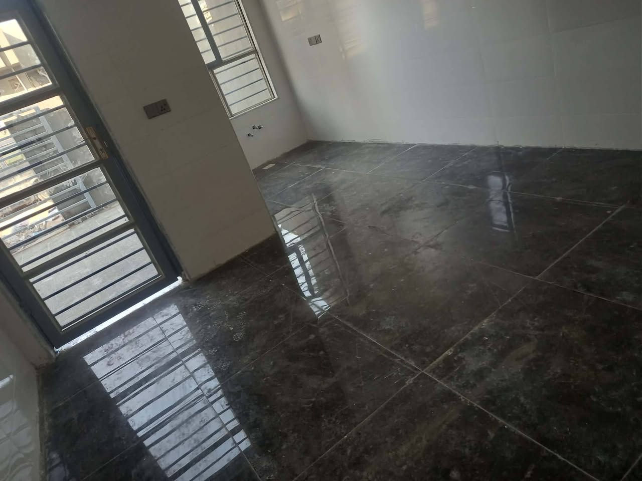 بيت مساحه ٢١٠ طابو زراعي  بناء حديث غرفتين وصاله ومطبخ حار وبارد واستقبال كراج وحديقه بيت جاهز بناء طابوك جمهوري كونكريت مسلح  درجه أوله  حله ورديه سيف سعد مقابيل جامع العكام قرب بيت كركز  سعر ١١٠ مع المجال البسيط  استفسار *********** اتصال مع وتساب
