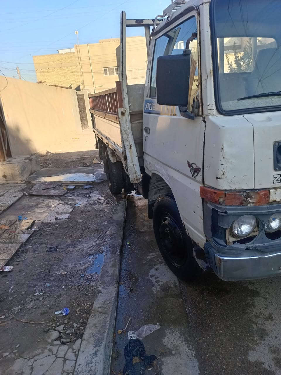 سلام عليكم سياره نيسان بيكم ٢ طن موديل ١٩٨٨ بانزين ٤سندر رقم مثنى صدامي للبيع في حي العامل بغداد *********** بسمي
طول البدي ٣متر
