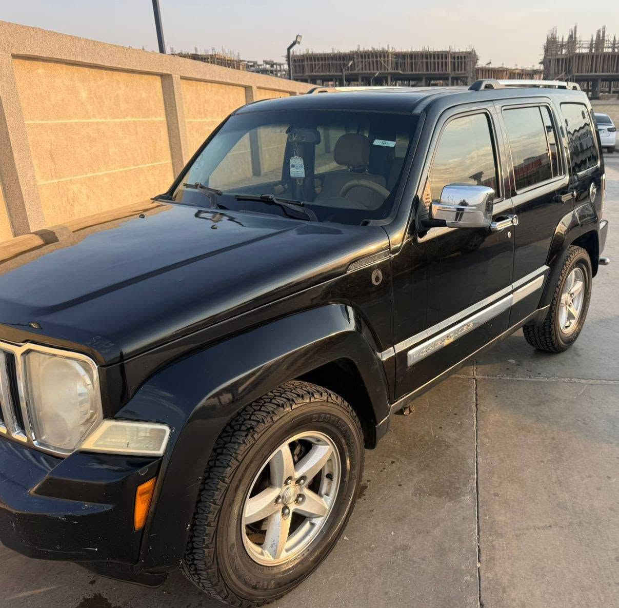*جيب شيروكي KK 2010*  
- *الحالة*: فابريكا دواخل وسقف، رشة خارجي نظافة فقط
- *العداد*: 210,000 كم
- *الكماليات*: تحكم طارة، جنوط سبور، فتحة سقف
- *الميكانيكا*: موتور وفتيس وعفشة بحالة ممتازة 
- *الكاوتش*: حالة ممتازة
مريات كهرباء 
3700cc
ايرباج 
مفتاح ريموت 
- *المرور*: الشروق، رخصة سنة باسم المالك القاهرة, مصر


**إذا كنت صاحب هذا الإعلان وتريد حذفه لأي سبب، رجاءا أرسل رسالة إلى الدعم الفني**