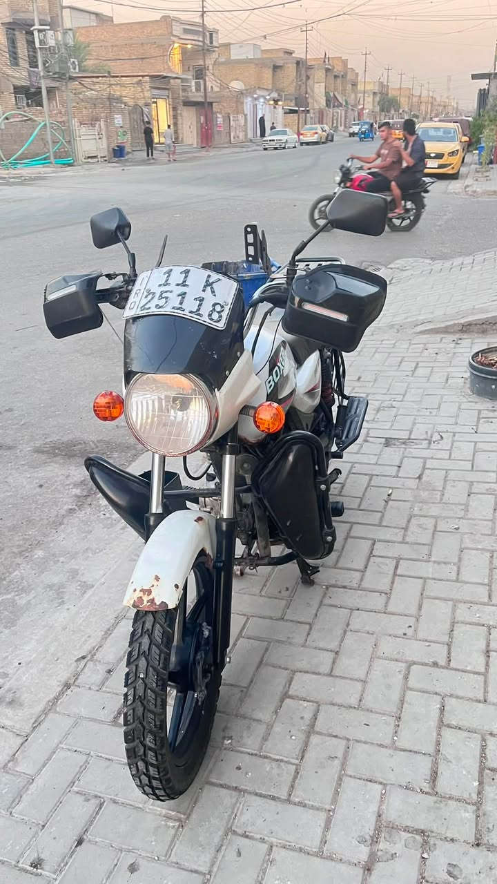 سلام عليكم بوكسر كلاسك ٢٢ دراجه  < رقم بغداد > نضيفه عيبها شاصي وراجع بلادي موجود بالصور عنواني بغداد العبيدي  رقمي ***********  سعر ١٧٠٠ واحد وسبعميه وبيهه مجال ❤️‍🩹
ملاحضه بيهه نقوصات بسيطه
