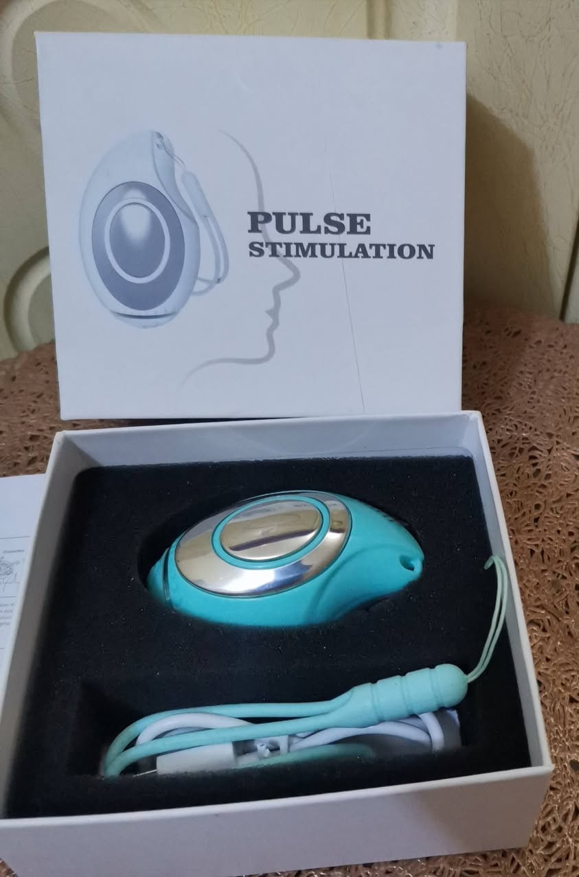 هذا الجهاز هو جهاز تحفيز نبضي للوجه والرقبة (EMS Pulse Stimulation)، يُستخدم للتجميل وشد البشرة وتنشيط العضلات عبر نبضات كهربائية خفيفة. غالباً يُباع بأسماء تجارية مختلفة لكن بنفس الفكرة. 
opatra.pro
+1

المواصفات الشائعة
تقنية EMS لتحفيز عضلات الوجه

اهتزازات ومساج للبشرة

بعض الأنواع تحتوي LED أو حرارة خفيفة

شحن USB

مستويات قوة متعددة

يساعد على:

شد البشرة مؤقتاً

تقليل الانتفاخ

تنشيط الدورة الدموية

تحسين امتصاص الكريمات والسيروم

opatra.pro
+2
PureSkinCareCo.com
+2

طريقة الاستخدام
يوضع على بشرة نظيفة مع جل أو سيروم موصل

يُمرر على الوجه والرقبة 5–15 دقيقة

يُستخدم 3 إلى 5 مرات بالأسبوع


**إذا كنت صاحب هذا الإعلان وتريد حذفه لأي سبب، رجاءا أرسل رسالة إلى الدعم الفني**