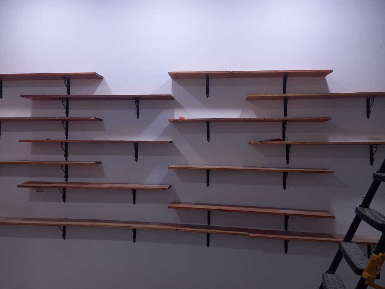 رفوف تعليك بهل شكل مع قاعدة التثبيت 

الطول 143 / 144 cm
عرض 18cm

البيع كلهن مكاني تقاطع باب المعظم بالضبط

***********
