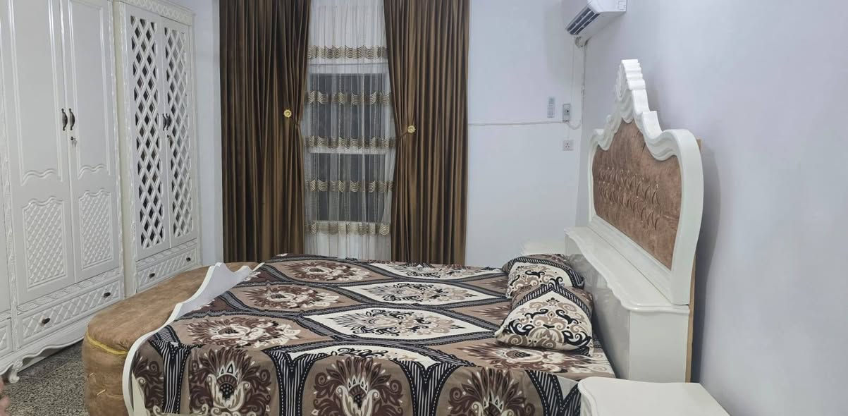 غرفة نوم نجارة عراقي تسكام وثقيلة شغل جناي البيع بسبب انتقال للمجمعات اثاث ما توافق مع المكان مكلفة اكثر من 4 مليون للبيع بسعر 1800 جيب نجار وتعال افحص المكان طويريج حي الجمعية ***********
