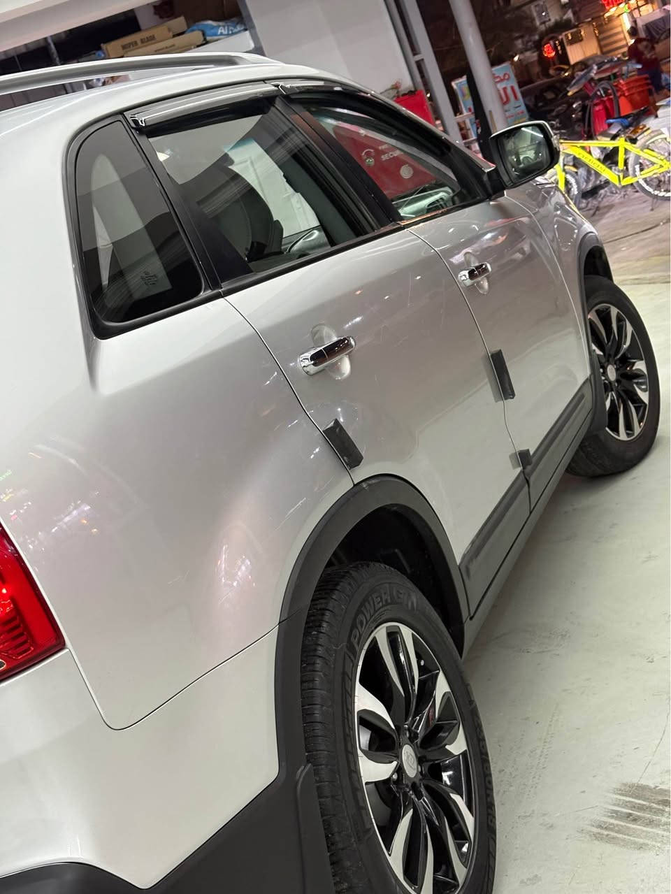 السلام عليكم سورنتو موديل 2010 وارد كوري 4سلندر
فول مواصفات عده الفتحه 
بصمه  تشغيل +بصمه ابواب
كشنات جلد 
7راكب
شاشه
تحكمات ستيرن
اشاير بل مري
كشنات تدفئه تبريد
مري شفط
قطعتين تبريد
لايت عدسات زرقاء زنون
زراكات بل لايت
عليهة ادامه كامله كير ومحرك وبوليش ونانوسيراميك وحمام وتغليف الداخل كشنات لون مميز 
رقم بغداد مميز تحويل ثاني يوم وهزه جديده 

السعر 138 ورقه وبيهة مجال بسيط السياره متعوب عليهة كلش ربع ماتصرف عليهة فقط كلير باب وربع صفحه السايق 

العنوان بغداد شهداء السيديه
متواجد واتساب 
رقم الهاتف*********** بغداد, العراق
