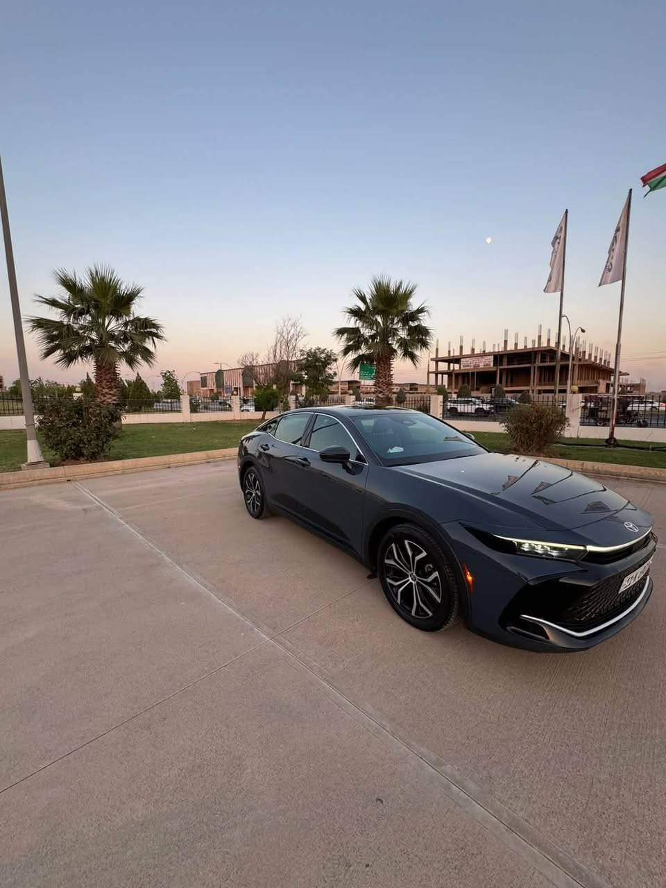 للبيع | تويوتا كراون Limited AWD
موديل 2025 | وارد أمريكي

سيارة نظيفة جداً ومستخدمة استخداماً شخصياً، جاهزة للاستخدام ولا تحتاج أي مصروف.

✅ الممشى: 32 ألف
✅ محرك هايبرد (HEV) اقتصادي مع عزم ممتاز
✅ نظام دفع رباعي (AWD)
✅ لون مميز وجذاب
✅ مغلفة بالكامل بعازل حراري أمريكي أصلي قبل أسبوع مع ضمان لمدة 3 سنوات
✅ جميع الوسائد الهوائية (Airbags) سليمة
✅ الصيانة الدورية منتظمة في شركة تويوتا

⭐ أهم المواصفات:
• سقف بانوراما كامل
• نظام صوت JBL
• رادار أمامي ومثبت سرعة ذكي (Adaptive Cruise Control)
• شاشة عدادات رقمية كاملة
• نظام المحافظة على المسار
• داخلية جلد
• كراسي كهربائية مع حفظ وضعيات السائق
• تدفئة وتبريد للمقاعد الأمامية
• تدفئة للمقود
• ويل قياس 19 إنش
• ثلاثة أوضاع قيادة

🔹 الحالة:

* لا يوجد أي صبغ في الهيكل.
* الضرر السابق كان في البلاستك الأمامي (الدعامية) فقط، مع أثر بسيط جداً بحافة البنيد بمقدار إصبع.
* صور السونار ملحقه مع الصور
السعر 29,400$  وبيها مجال بسيط

📍 الموقع: بغداد

للجادين يرجى التواصل على ***********
