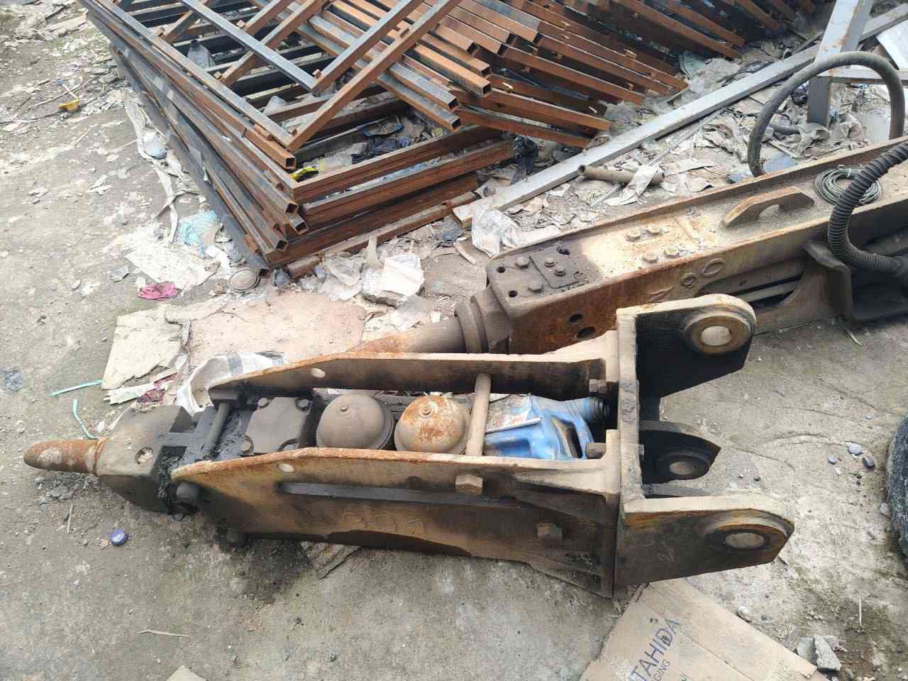 السلام عليكم
جك للبيع حجم 7 للبيع شغال يدك
 بس يذب دهن من القنينة السعر 4 وبي مجال
مكاني موصل ايسر /.  ***********
