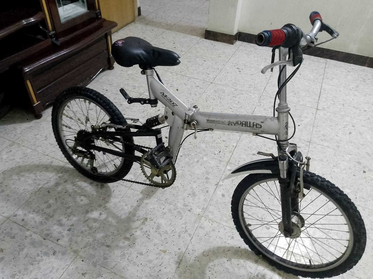اخوان بايسكل البيع ابو طبكه ياباني جديد  حجم 20تايرات مامي خلفي جديدات بريكات امامي خلفي شغاله 
السعر. 55وبي مجال للطيبين 
رقم تواصل ***********
