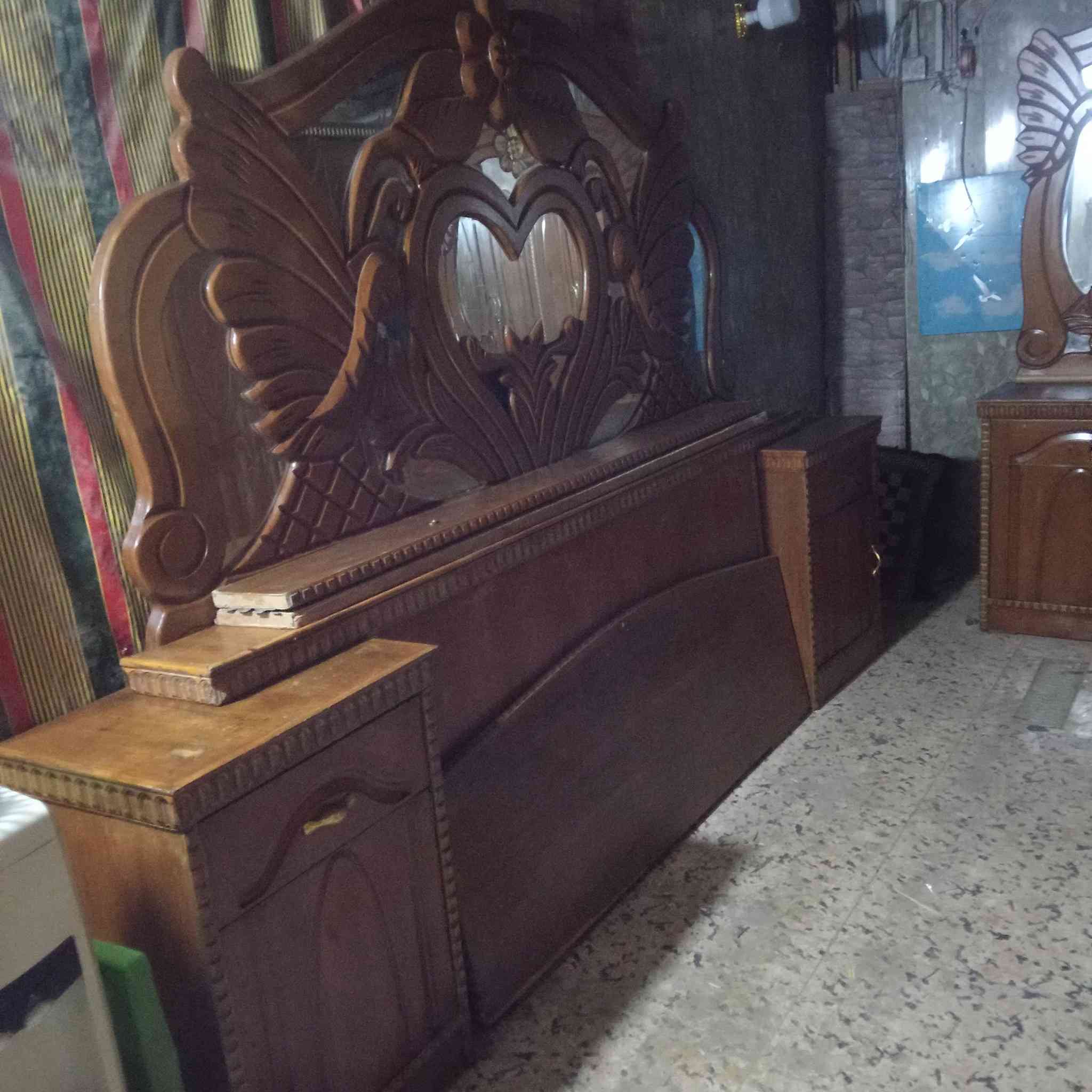 غرفه للبيع ثقيل السعر 400 مكان زعفرانيه ***********
