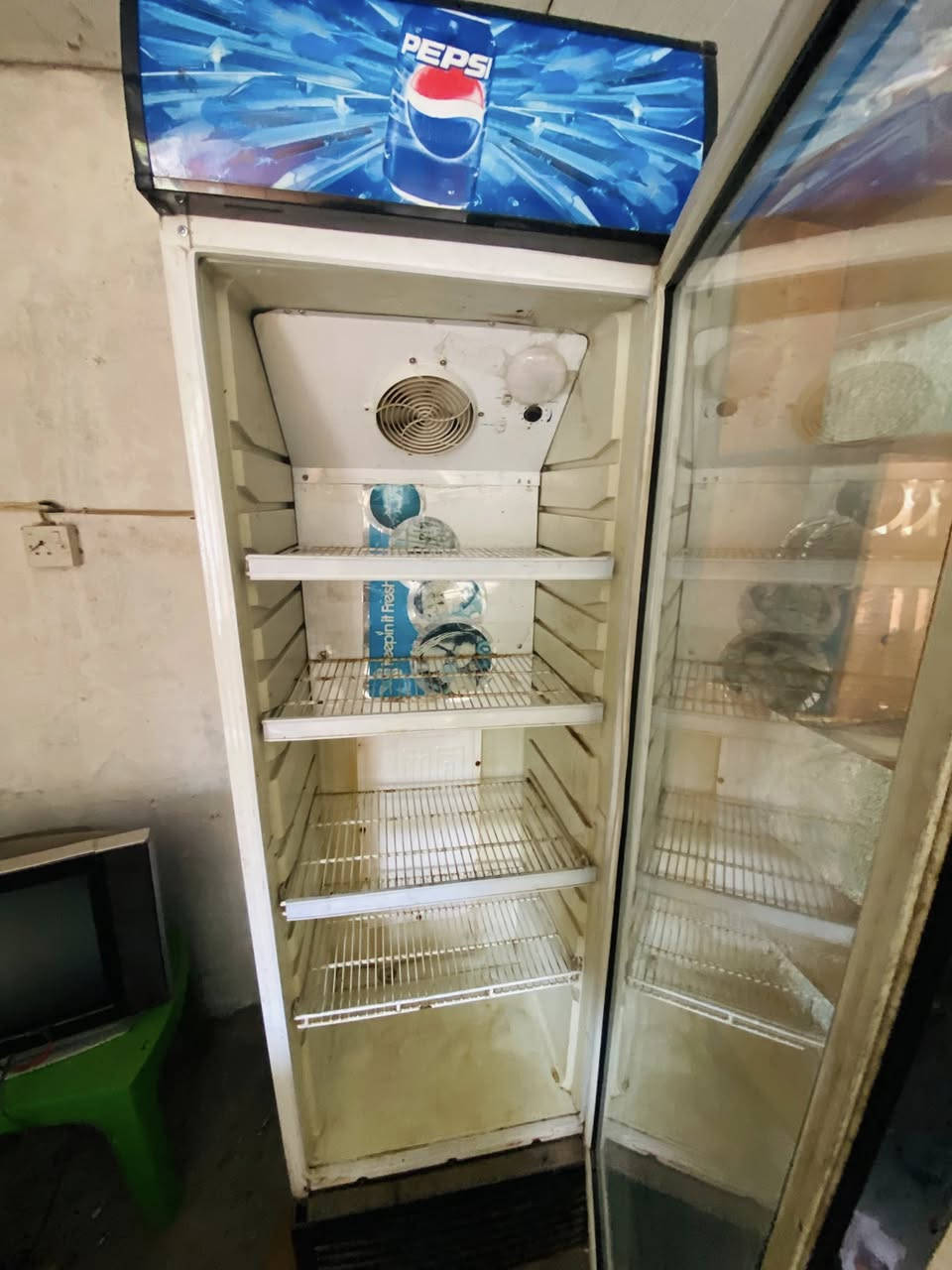 براد عامودي نضيف وشغله كلش فول خاليه من لخياس تفحص وتشوف بعينك بسعر مناسب للاستفسار
***********
