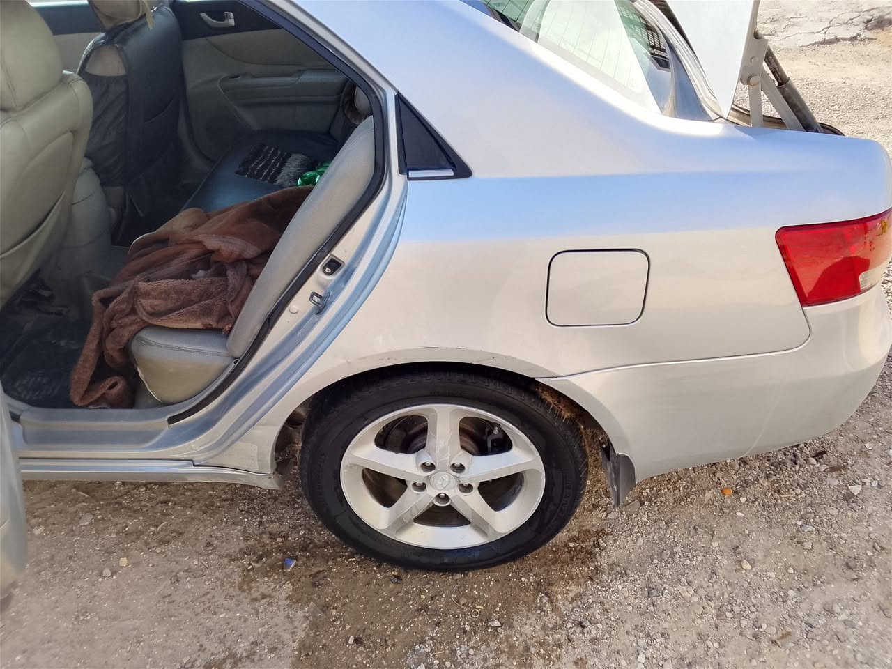 سلام عليكم سوناتا للبيع موديل 2008 فول مواصفات تحكم ستيرن فتحه كشن كهرباء تدفئه وتبريد  محرك 6سلندر  وكير مكفول بيه بنيد مصبوغ والجاملغات اماميه ثنينهن مبدلات بدون صبغ والسونار موجود مرفق مع منشور رقم بغداد تحويل مباجر سعر 95 وبيه مجال مكان فلوجة ***********
