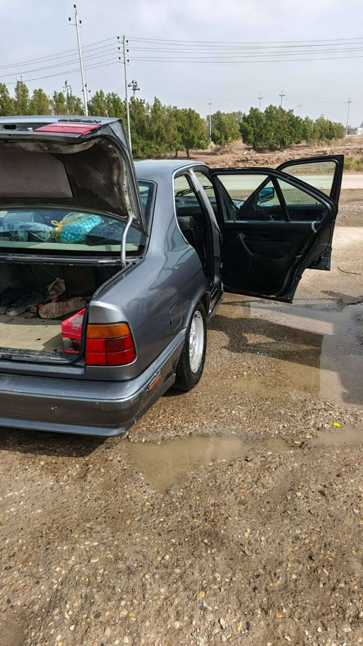 السلام عليكم من رخصه مدير الكروب بي ام دبليو للبيع رقم بغداد باسمي موديل 1991 مكينه مسكر عدله تخم تاير جديد سياره جاهزة نواقص بس تبريد ودوشمه*********** سعر 55ورقه وبيه مجال
