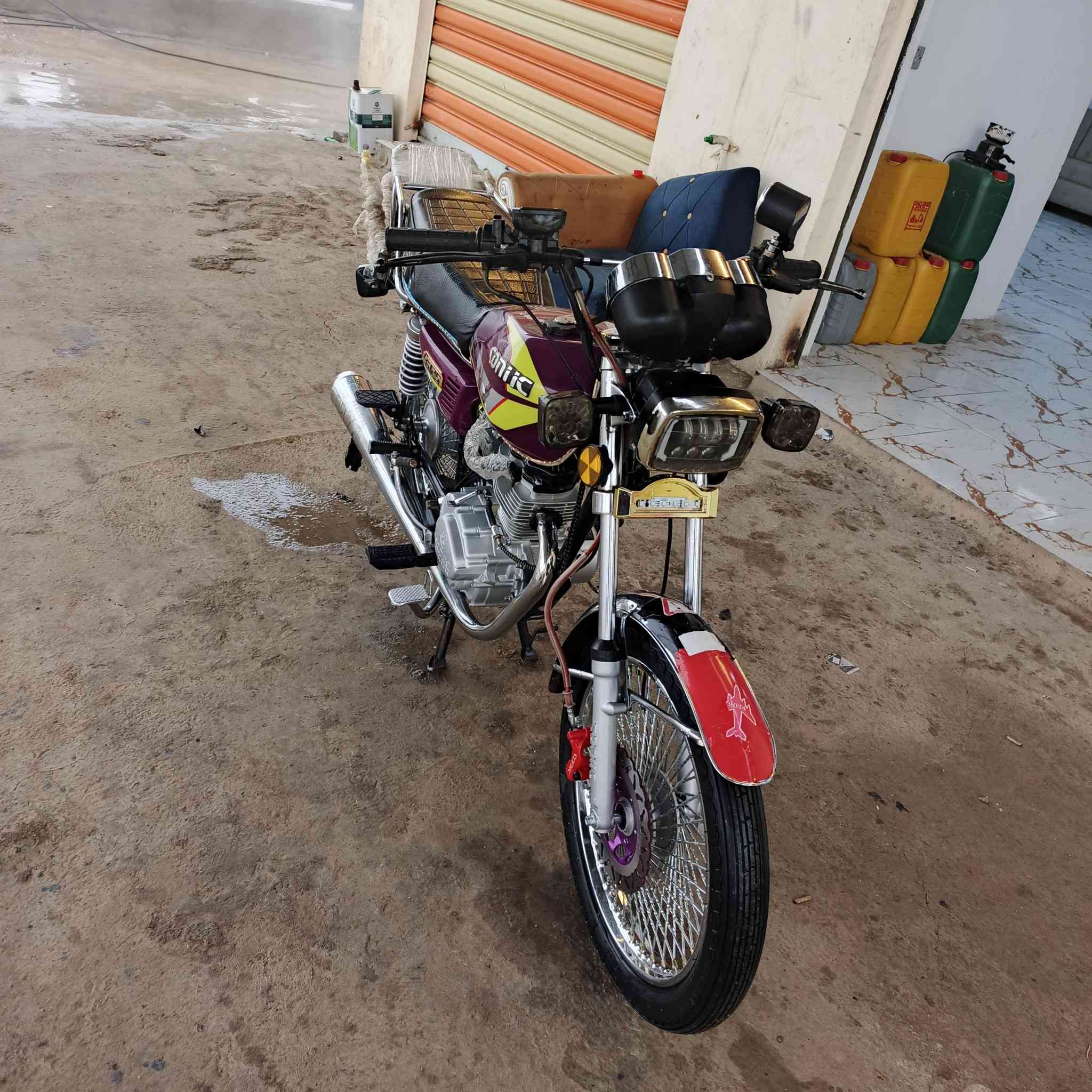 سلام عليكم دراجة تايكر موديل 24 مكفولة كفالة عامه غراض كلها بلاديه من الصلانصا ونته صاعد ورقه كارتونيه وحده مكاني ديالى الخالص جسر التحويلة ***********
