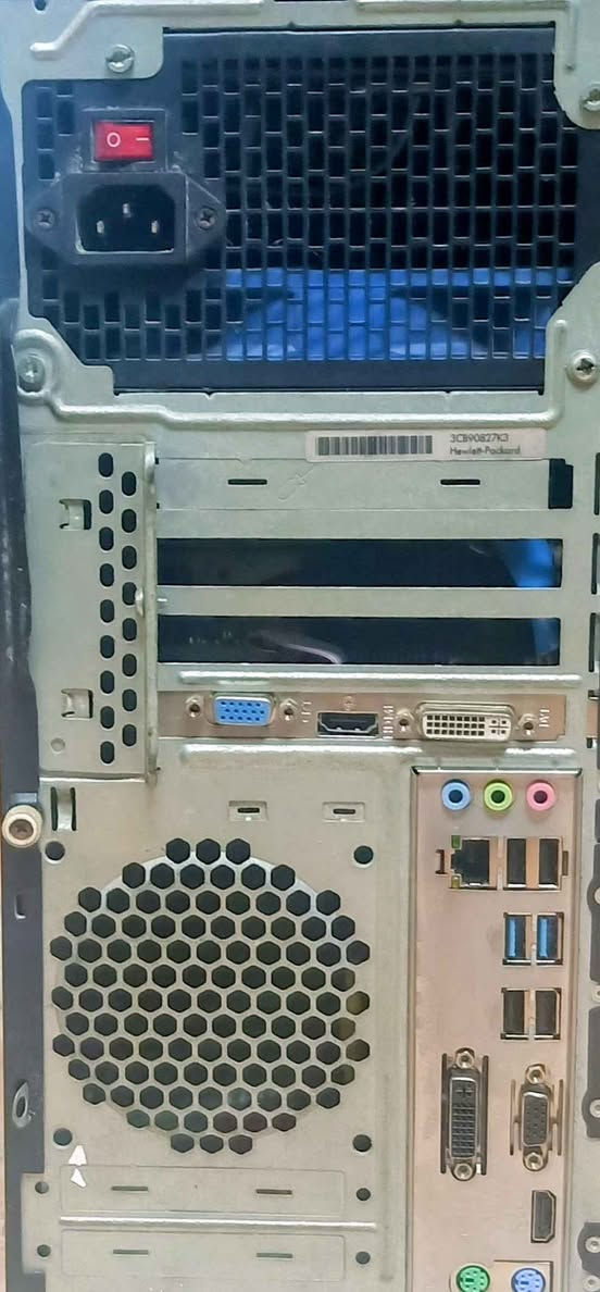 كيس فقط 
معالج كور i7 جيل رابع 
رام 16G
هارد m2 128g
هارد hdd 500g
هارد hdd 160g
باور 500w
كارت شاشه gt 210 
السعر 150 الف بغداد, العراق


**إذا كنت صاحب هذا الإعلان وتريد حذفه لأي سبب، رجاءا أرسل رسالة إلى الدعم الفني**