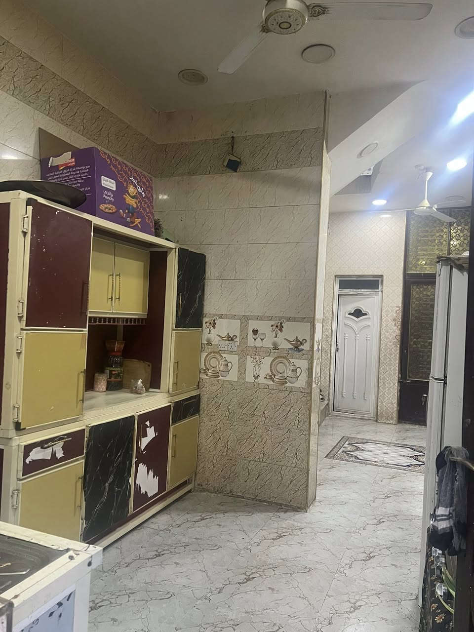 السلام عليكم بيت البيع 
‏مساحة 80 متر طابو غرفة جوا استقبال وحمام طابق ثاني ثلاث غرف العنوان بغداد الشعله شارع 60/***********
