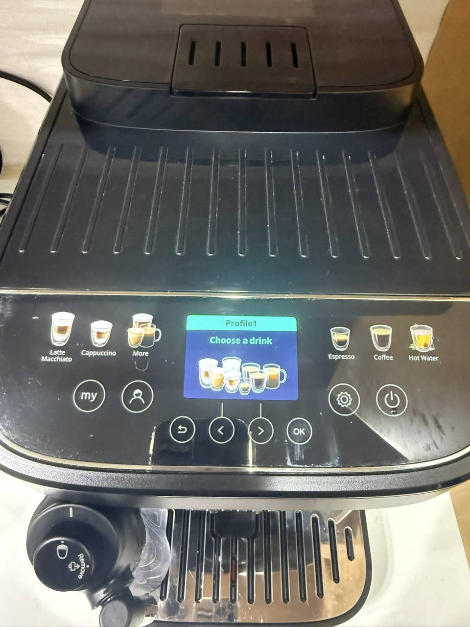 السلام عليكم.     مكينة ديلونجي ماكنيفسا ايفو نيكست الحديثة للبيع.               طبعا المكينة فول اوتو وتكدر ايضا بيهه تتحكم بدرجة الحرارة وتتحكم بمقياس الكوب ومقياس الاروما وايضا تكدر تتحكم بدرجة الطحن المكينة استعمالهه قليل صارلهه تقريبا شهر عندي نظيفة جدا.   ***********
