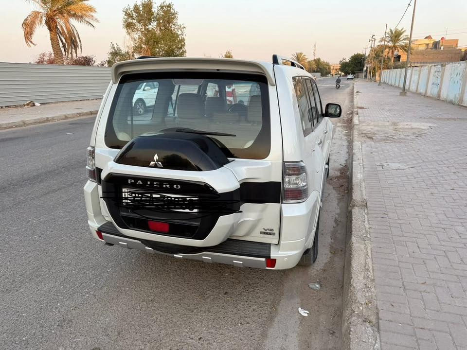 ‏السلام عليكم
----------------------------------

 للبيع 

 ‏باجيرو 2017حبتور

وارد خليجي  GLS 

محرك المرغوب 

———المواصفات———

فتحة سقف (سلايد)

3 قطع تبريد

سبعه راكب

كشاف + زراكات لايت

دمام خلفي

حساسات خلفيه

اشارات بالمري  +شفط ترحيبيه

جناح خلفي

كراسي جلد مال شركة

ثلاجه + ماشيه 170 

كراسي كهربائية 

شاشة  اندرويد 

تخم تايرات جديد

دفع خلفي و رباعي

(( رقم اربيل دولي تريد وكالة تريد تحويل ))

((هزه جديده وسنويه ل 2028)) 

-------------------------------

صبغ جاملغ الامامي وربع البنيد 

------------------------------

السعر : ١٩٠بيه مجال 

مكان : النجف 

الرقم : ***********
