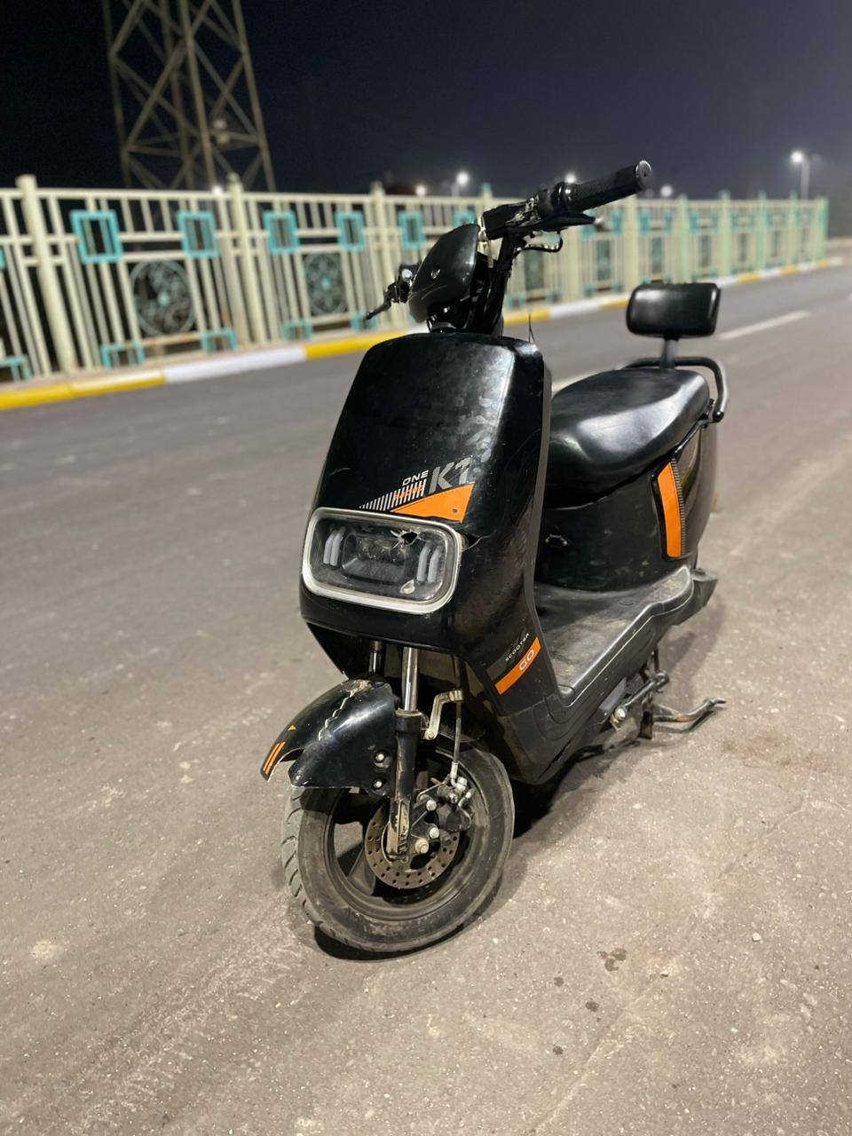 سلام عليكم اخوتي دراجة شحن k1 دراجة تخبل فول 5 بطاريات كبار تشحنها 5 ساعات تبقى من يوم إلى يومين الكهربائيات كلها شغالة بس بيها كسر بالجامة مال الايت بس مامأثر على قوة الايتات بصمة وسويج هيه وشاحنتها تمشي 71 حقيقي السعر 550  وأنه بخدمتكم اخوتي يرجو الأتصال على هذا الرقم: ***********  ( وذا عدك ماكس عدلة اراوسك)
