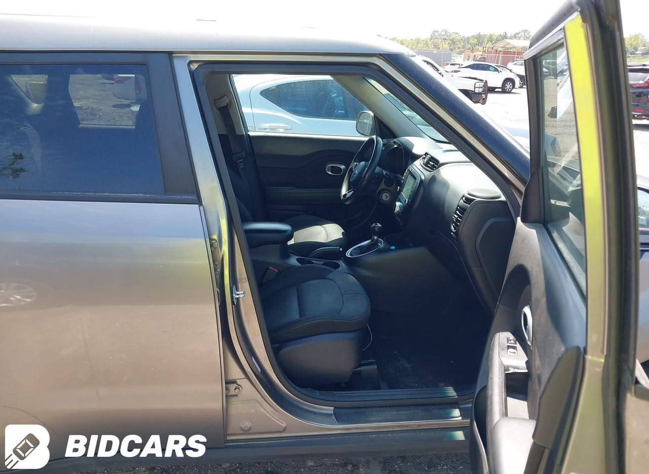 سلام عليكم اخوان كيا صول حادث فقط جاملغ الأمامي الايمن بدون دواخل بدون ايرباك محرك كفاله تبريد تدفئة كفاله صدر خلفي امامي جديد تخم تاير سياره جاهزه وبيها باب صدر الايمن شويه بارد سعرها ١١٥ وبيها مجال بسيط اي استفسار اتصل على الرقم *********** مكان بغداد الكرخ ابو مصطفى
