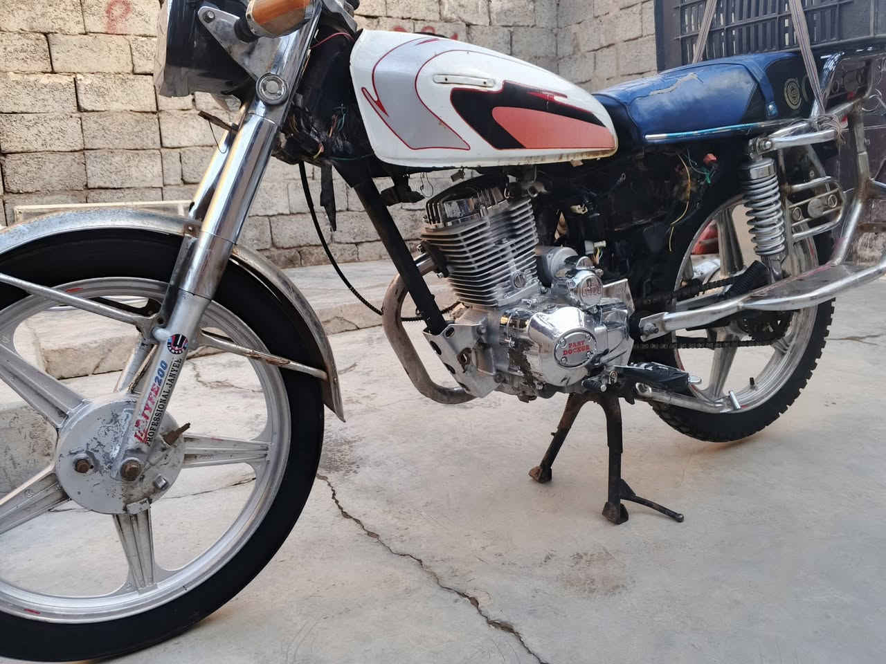 ماطور 2018 فوول نشط
كلشي شغال يحتاج باتري 
تاير خلفي جديد من شديتو 
مجفت جديد فوول نشاط 250 الف 
***********
