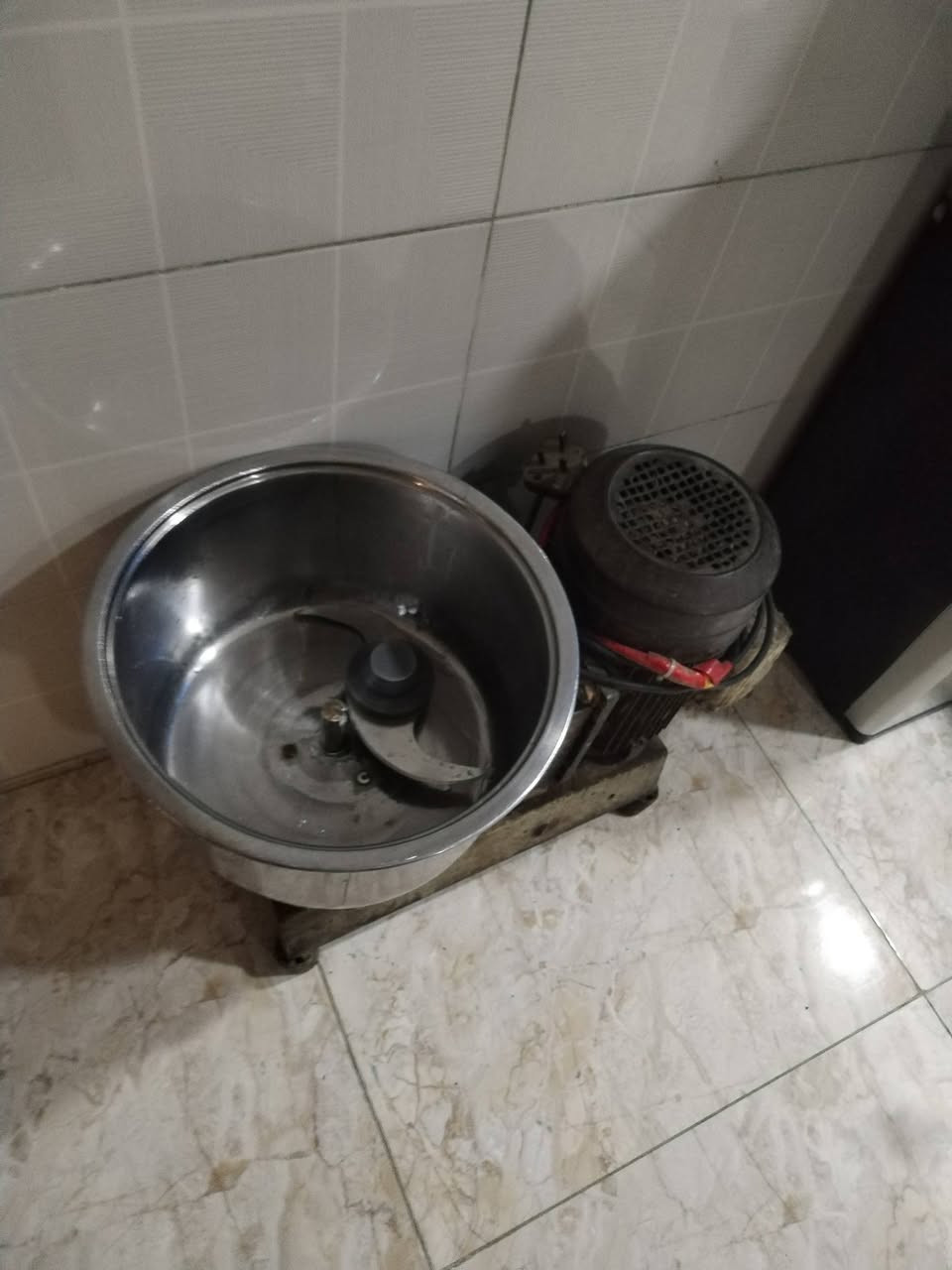 اخوان من رخصت الادمن اريد أعرض أغراض مطعم للبيع ماكنت حمص صناعيه للبيع مع بلانكوات وسفديجات ومصافي كبيره ستيل وكنارات لحم وتختت قصاب للبيع والسعر قيم بما يرضي الله وبيع ان شاء العنوان صليخ الرقم ***********
