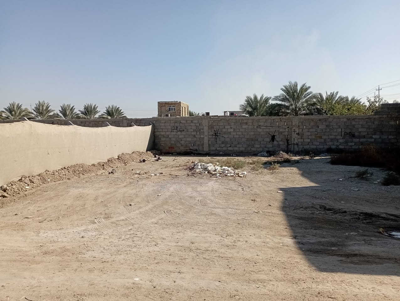 السلام عليكم قطعه طاب وزراعه سنه 25 للبيع عنوان حله قرب شارع 100 المساحه 180 متر واجهه11ونص استفسار على الرقم ***********
