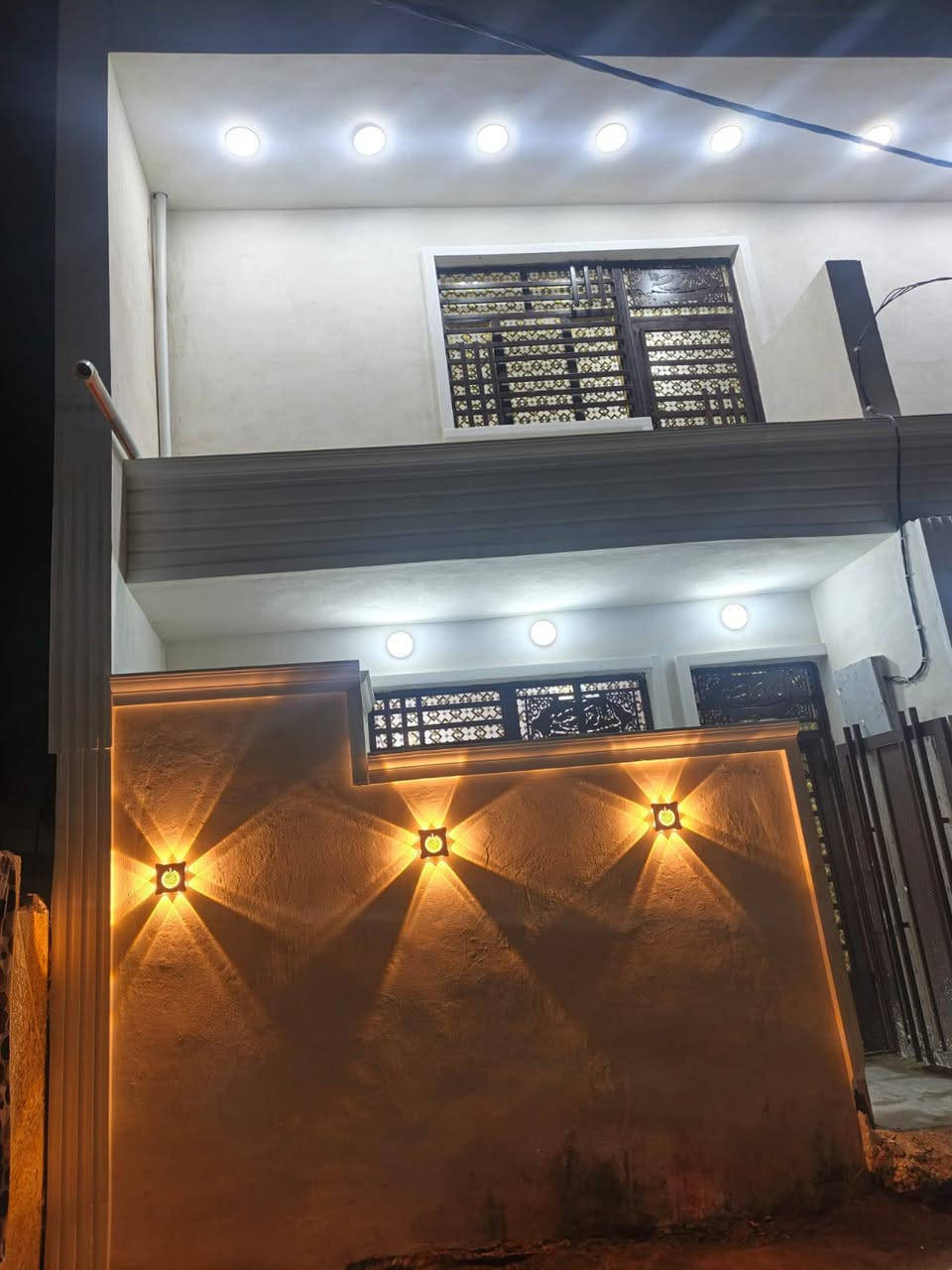 للبيع بيوت عدد ٢ مساحة ٥٠ متر طابقين بناء حديث استقبال حولي مفتوح غرفتين الطابق الثاني وسوف ننشر مقطع فديوا للبيتين مراجعة شركة الجبل للمقاولات العامة بيع وشراء القطع الاراضي والبيوت في بغداد  للاستفسار ***********
