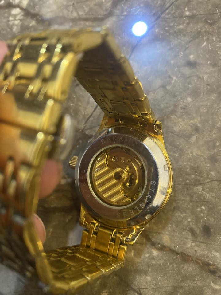 ساعات اوتماتيك نوع AOKULASIC اصلية نضيفه جداً طلاء اصلي ومنضر جميل ووزن مثالي المكان البصرة السعر اتصل على الرقم وتدلل 
*********** الرقم للاستفسار
