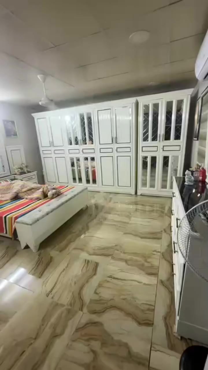 السلام عليكم غرفة اخشاب للبيع اخذتهة مصارلي فتره وهسة راح احول وجبيره متكفي كلش نظيفه اخذتهة ب3 ملايين اريدهة ب2 مليون وبيهة مجال بسيط هذا رقمي ***********
