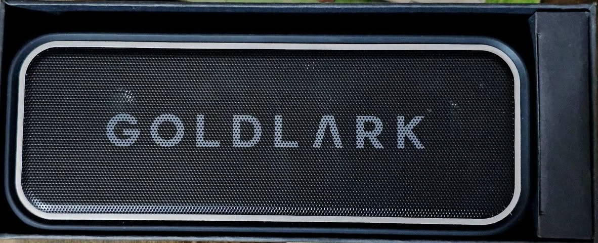 سبيكر ماركة Goldlark T8 Pro. قوية محمولة مصممة للاستخدام الخارجي. 
جودة الصوت توفر السماعة قوة إجمالية تبلغ 40 واط بفضل محركين بقدرة 20 واط لكل منهما، مع وجود مشع سلبي لتعزيز صوت البيس (Bass).
تجربة صوتية محيطية: تدعم وضع 3D 
مقاومة الماء بمعيار IPX7، مما يجعلها مقاومة للماء والغطس تحت الماء لفترة وجيزة، وهي مناسبة للاستخدام في المسابح والشواطئ.
 تدعم تقنية بلوتوث 5.0 واتصال NFC اللاسلكي، كما تحتوي على مدخل AUX ومنفذ لبطاقة ذاكرة TF/microSD.
مزودة بميكروفون مدمج لإجراء مكالمات هاتفية بنظام "يدين حرتين" (Hands-free) وتدعم المساعد الصوتي.
السعر 50


**إذا كنت صاحب هذا الإعلان وتريد حذفه لأي سبب، رجاءا أرسل رسالة إلى الدعم الفني**