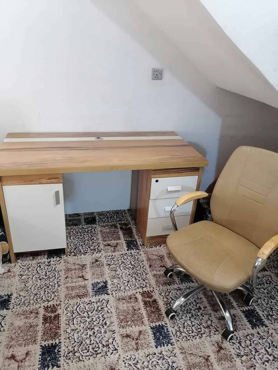 ميز وكرسي للبيع المكان بعقوبة ***********
