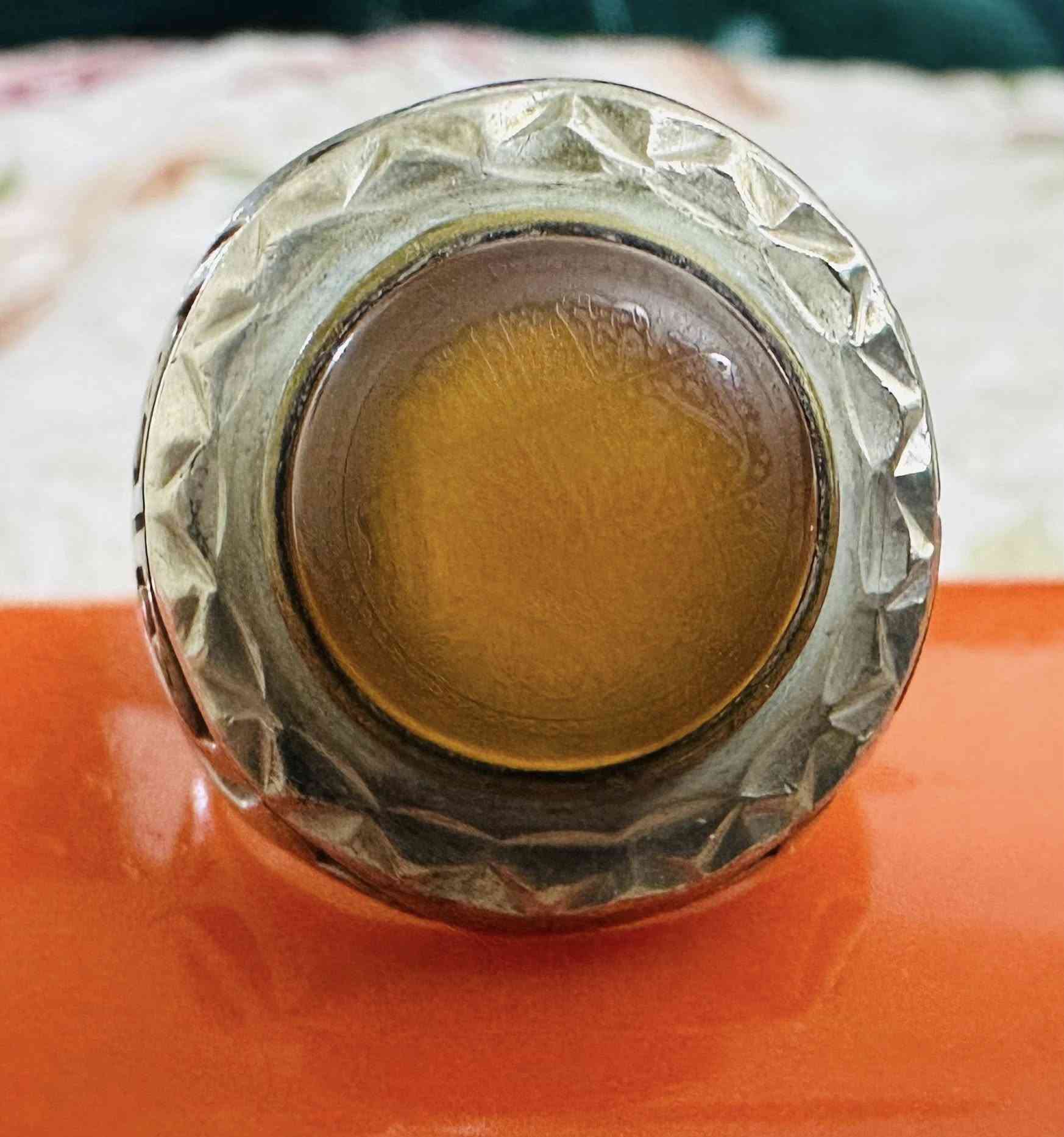 خاتم قديم بحجر عقيق يماني مشمشي جراخه دائري
صياغه يدوي ثقيل صب إطار نحاس 
مختوم 925
منقوش ع الحجر ( ماشاءالله لاقوة إلا بالله استغفرالله)

سعره 75 الف قفل من الأخير 
بغداد جميله شارع خير الله 
ملاحضه لايوجد توصيل 

***********
