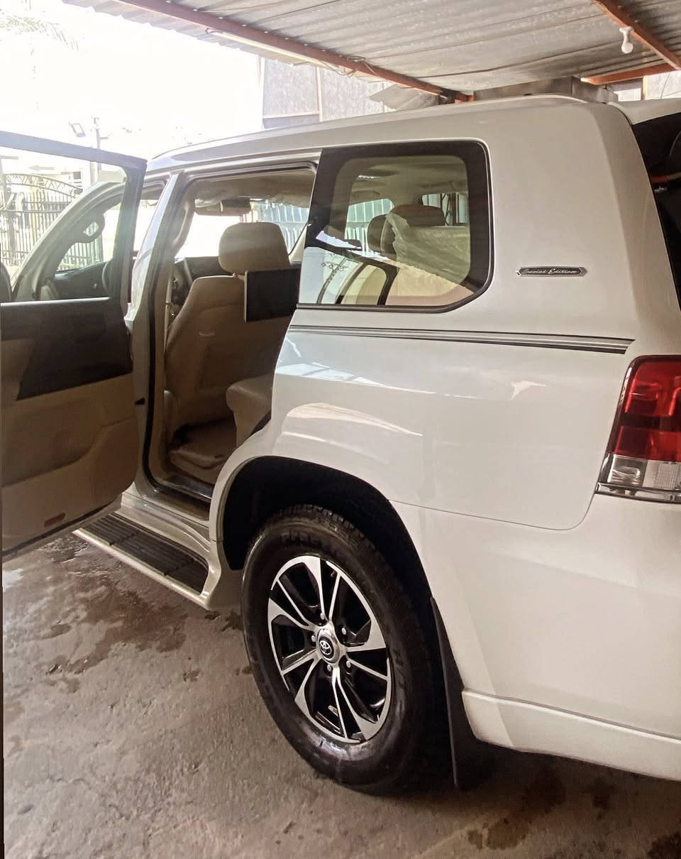 موديل 17 gxr محرك 6 سلندر
موصفات وايت ايدشن اسبيشال
رقم سليمانيه دولي 
كير ومحرك و صدر مكفول ✅
تخم تايرات وبطاريه جديد شركة ✅
تحويل وكاله بشرط + دفتر بنزين موجود ✅
بدون صبغ بدون بارد بدون حالوب حتى دعاميات بدون رمل 
دواخل جديد كارتون 📦✅
- ✅موصفات

3 شاشات بلادي
لايت اسود بلادي + زينون
سلايت 
8 ايرباك
كراسي جلد + كهرباء 
حساس أمامي خلفي كامرة 
ماوس تحكمات استيرن
سيارة استخدام بيت فقط ✅
ماشي 106 km 
رقم ***********
سعر 485 بي مجال للشراي
مكاني كركوك
